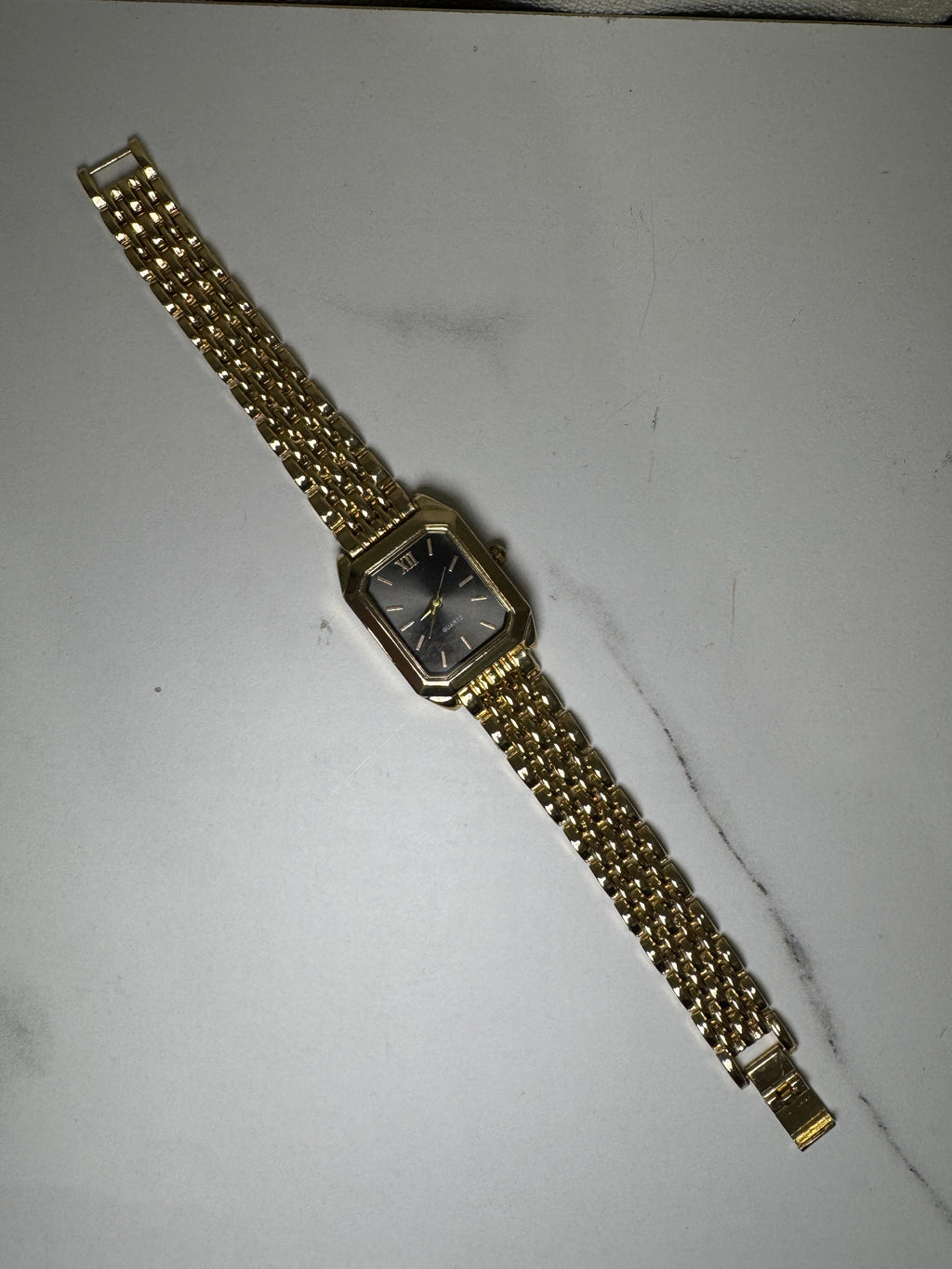 Golden Lily – Reloj Noir Elegance
