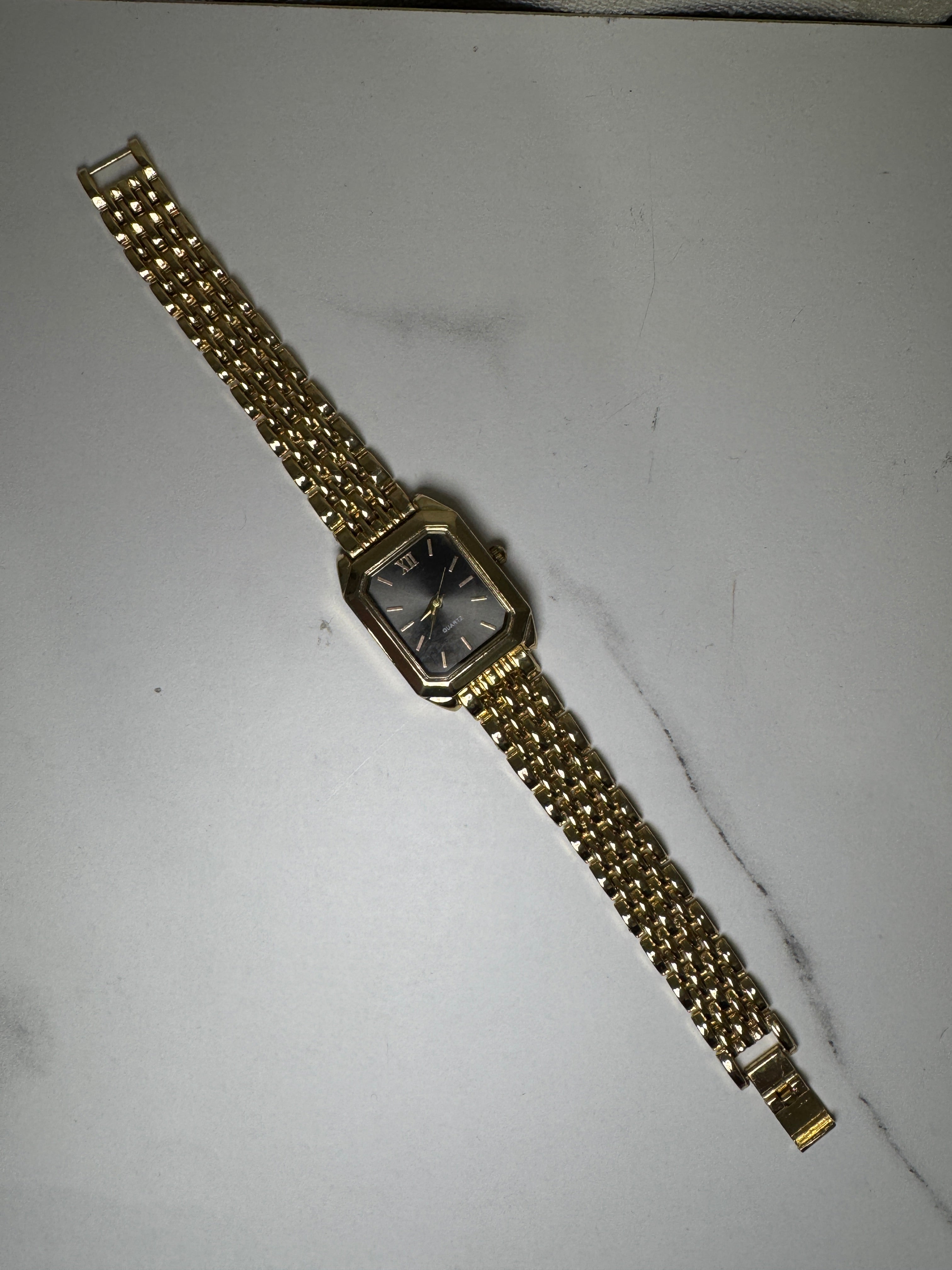 Golden Lily – Reloj Noir Elegance