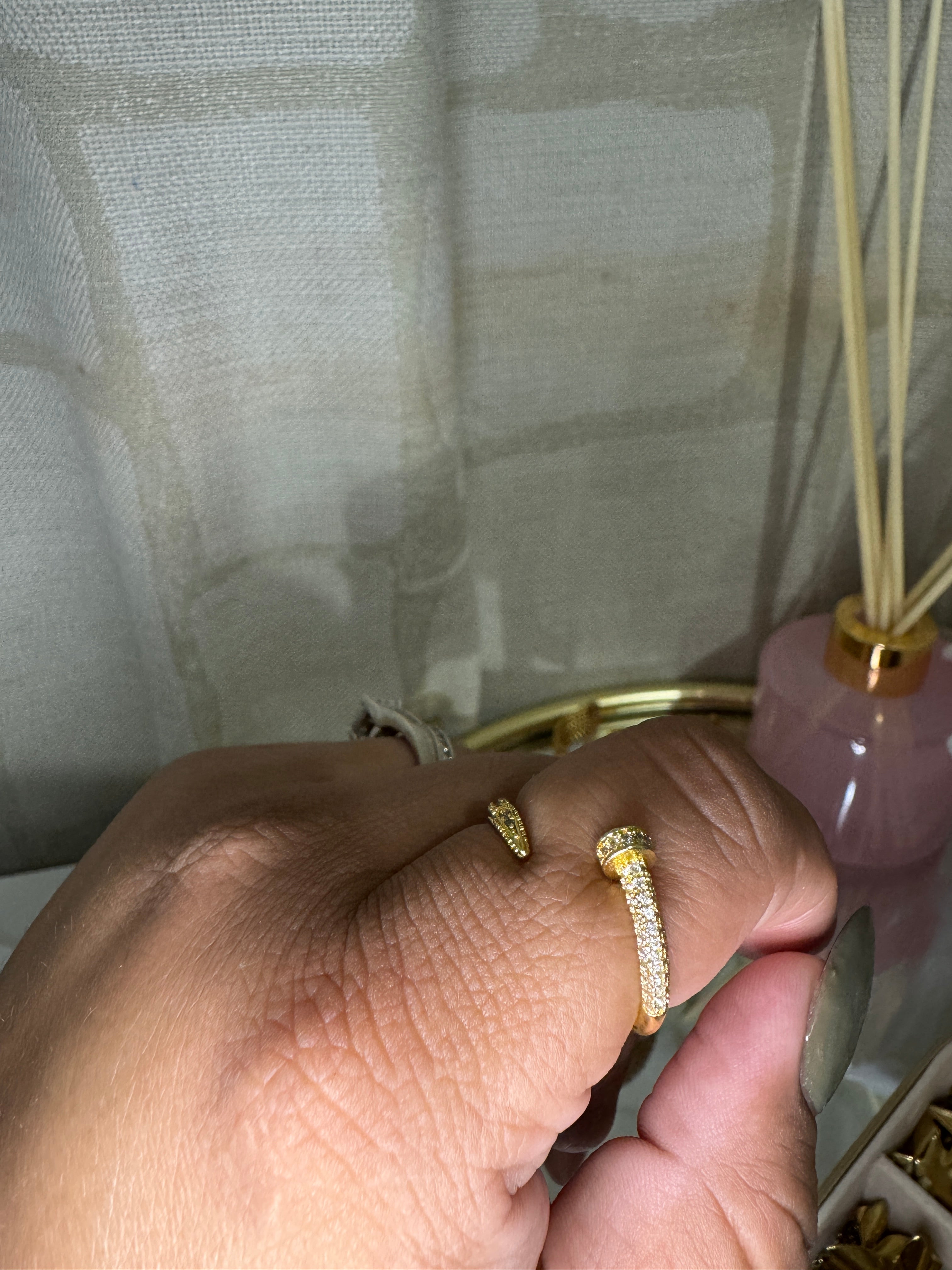 Golden Lily – Sortija Radiant Pavé