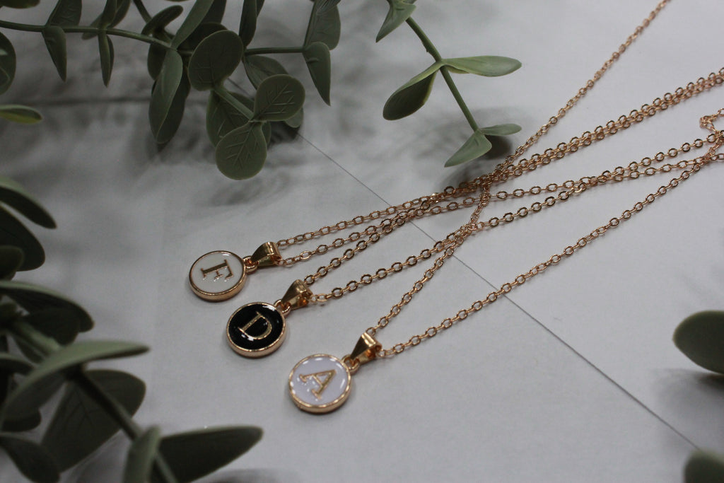 Collar Initial Grace | Elegancia Personalizada – Golden Lily