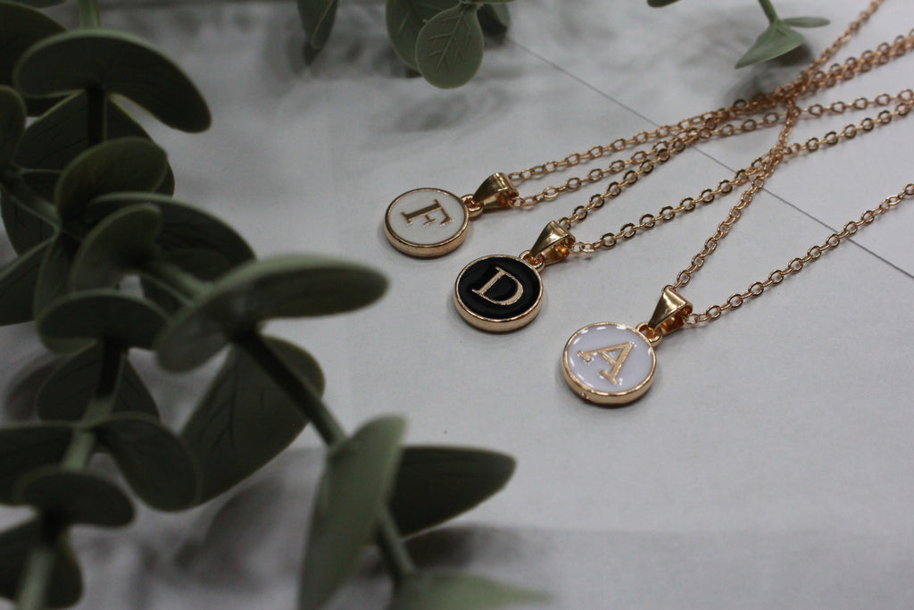 Collar Initial Grace | Elegancia Personalizada – Golden Lily